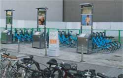 ポロクル(奥)と放置自転車(手前)