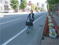 車道の左側を走行するユーザー